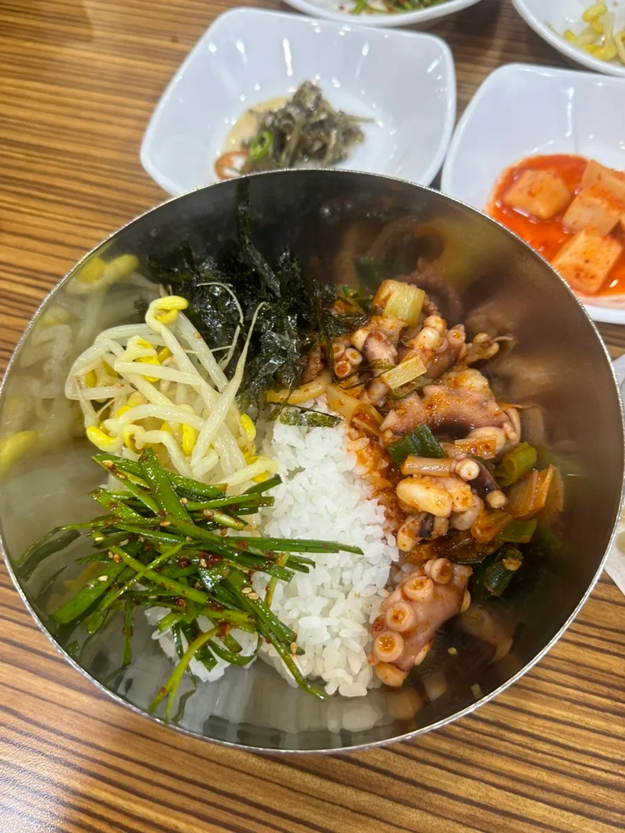 ご飯にのりとニラ、ナクチを混ぜたところ