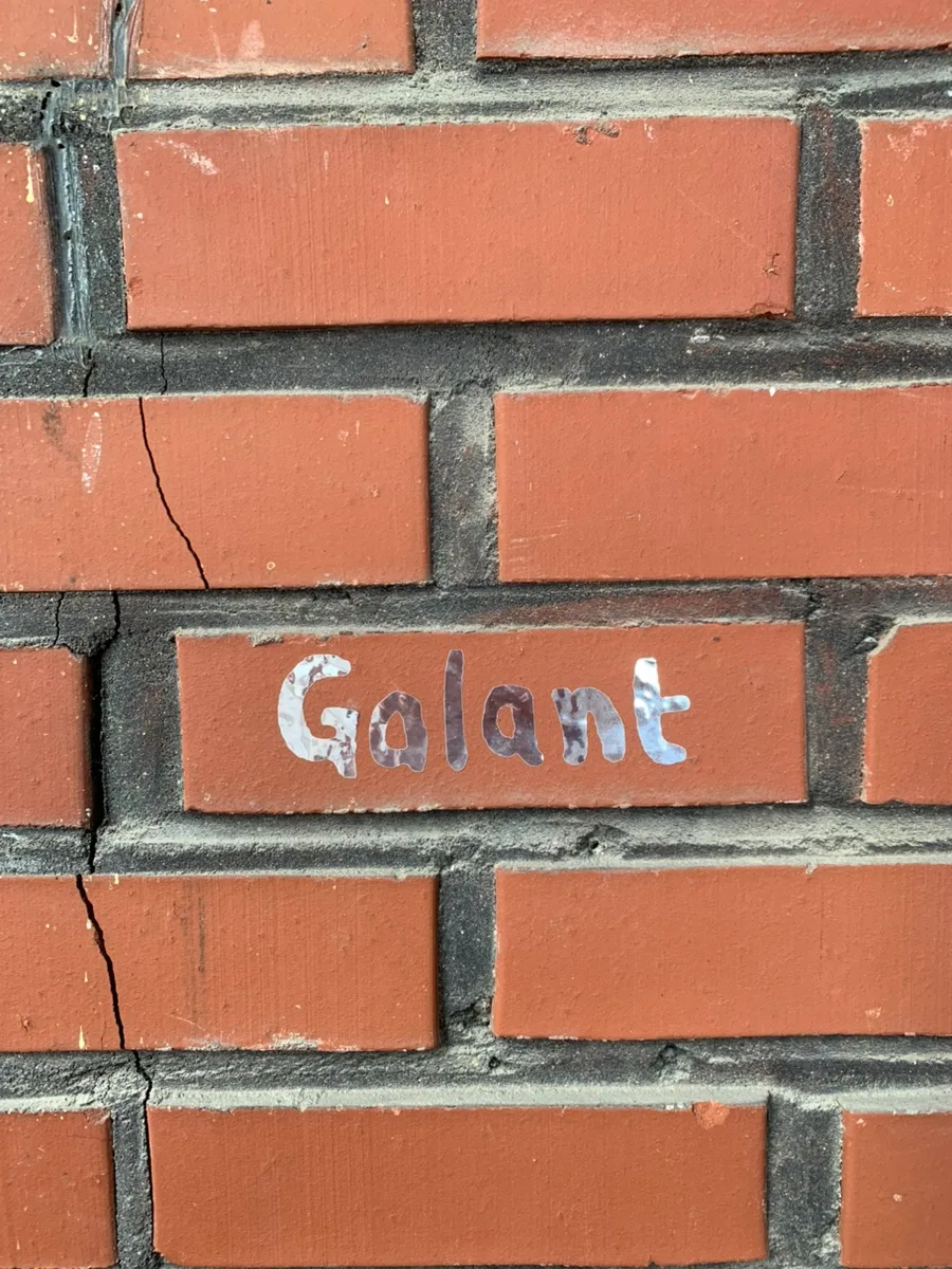 Galant — れんが壁に描かれたGalantのロゴ