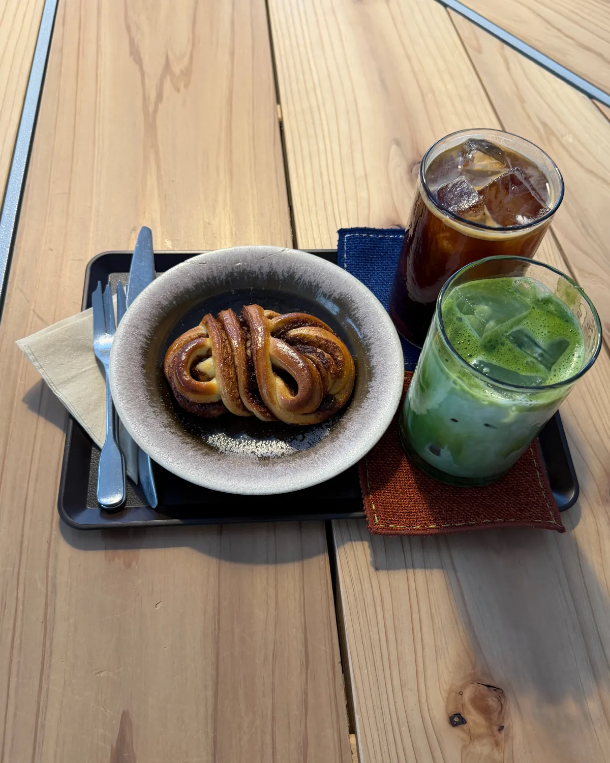 シナモンロールとアイスドリンク