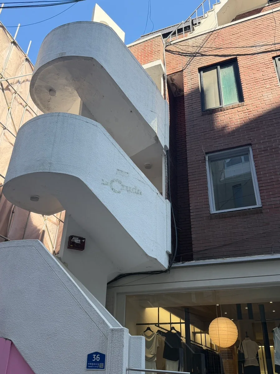 赤れんがの建物と白いらせん階段