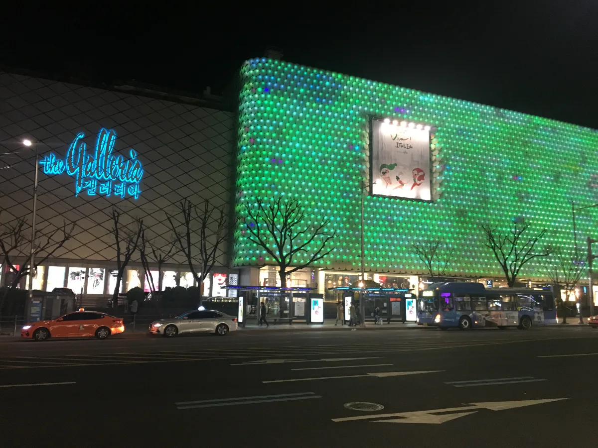 緑の光が広がる夜の壁面