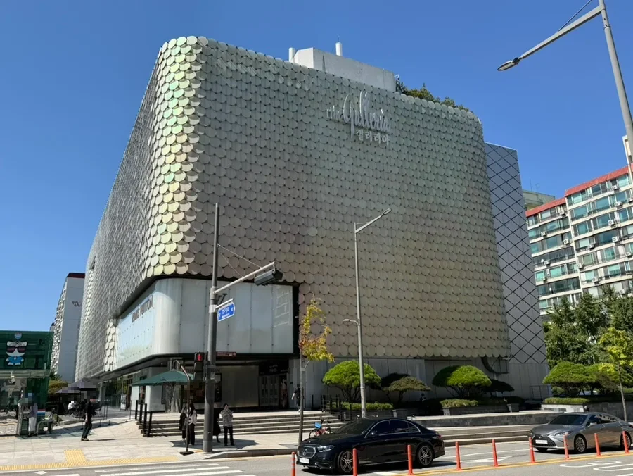 ギャラリア百貨店 名品館WEST — 円形の外壁が目を引く名品館WEST
