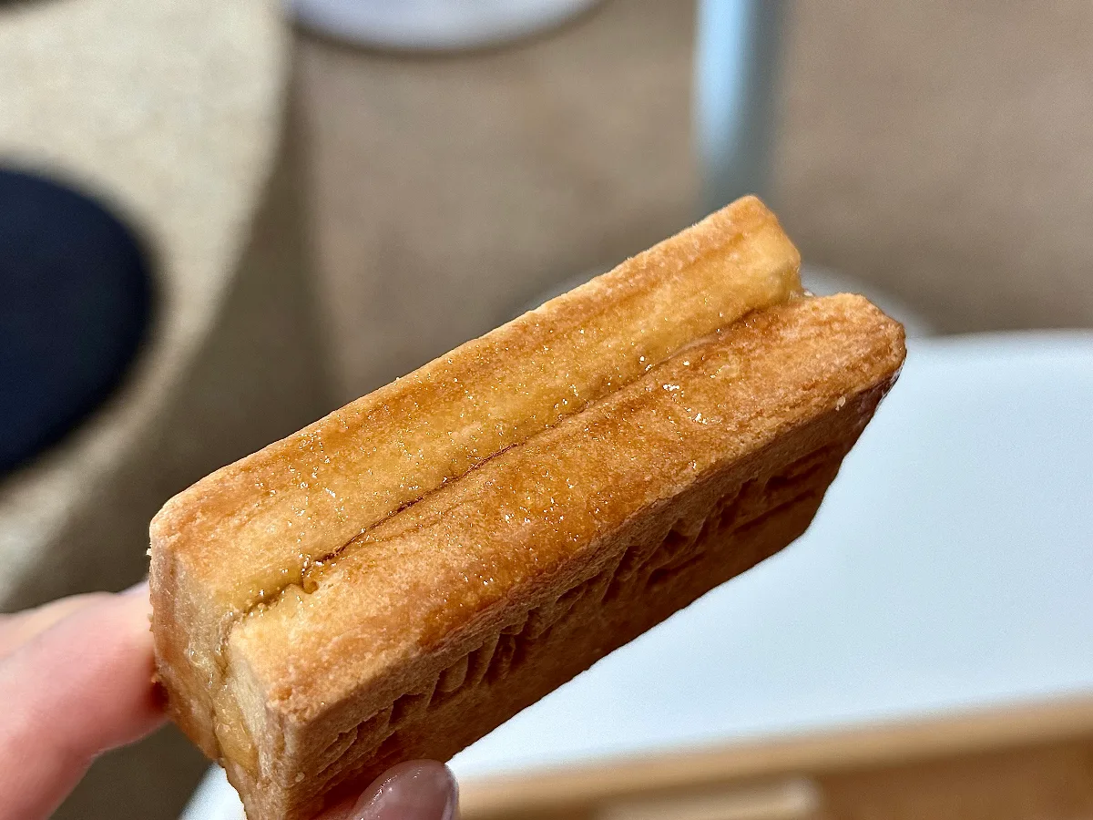 手に持った長方形のクッキーサンド