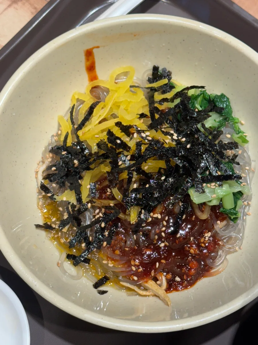 春雨にのせた海苔と野菜、たれ