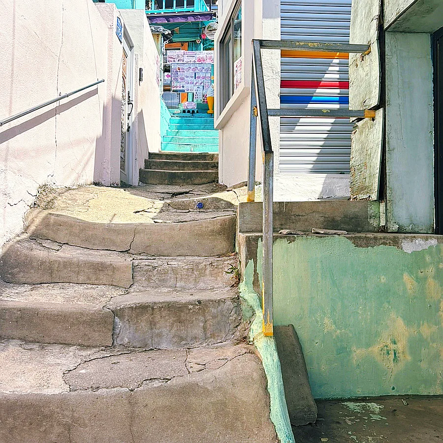 細い路地に続く古い石段