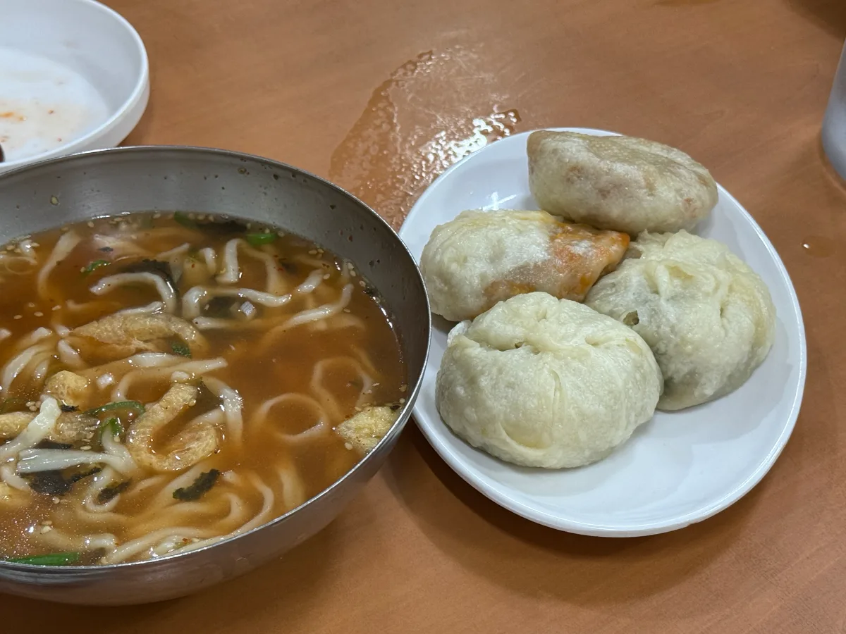カルグクスと王マンドゥの食卓