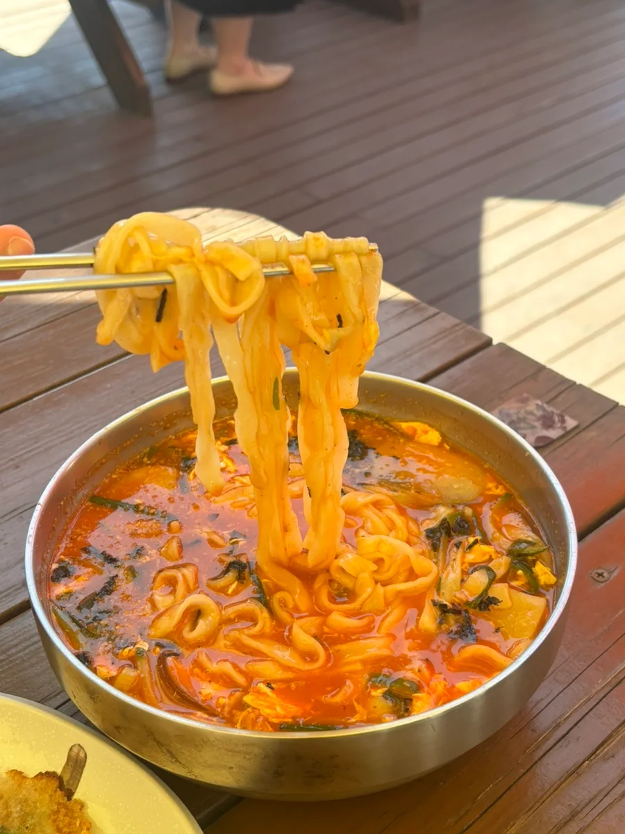 赤いスープに入った太い麺