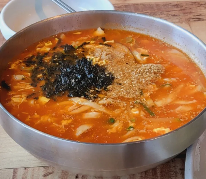 ジャンカルグクス（辛みそ味の韓国うどん）