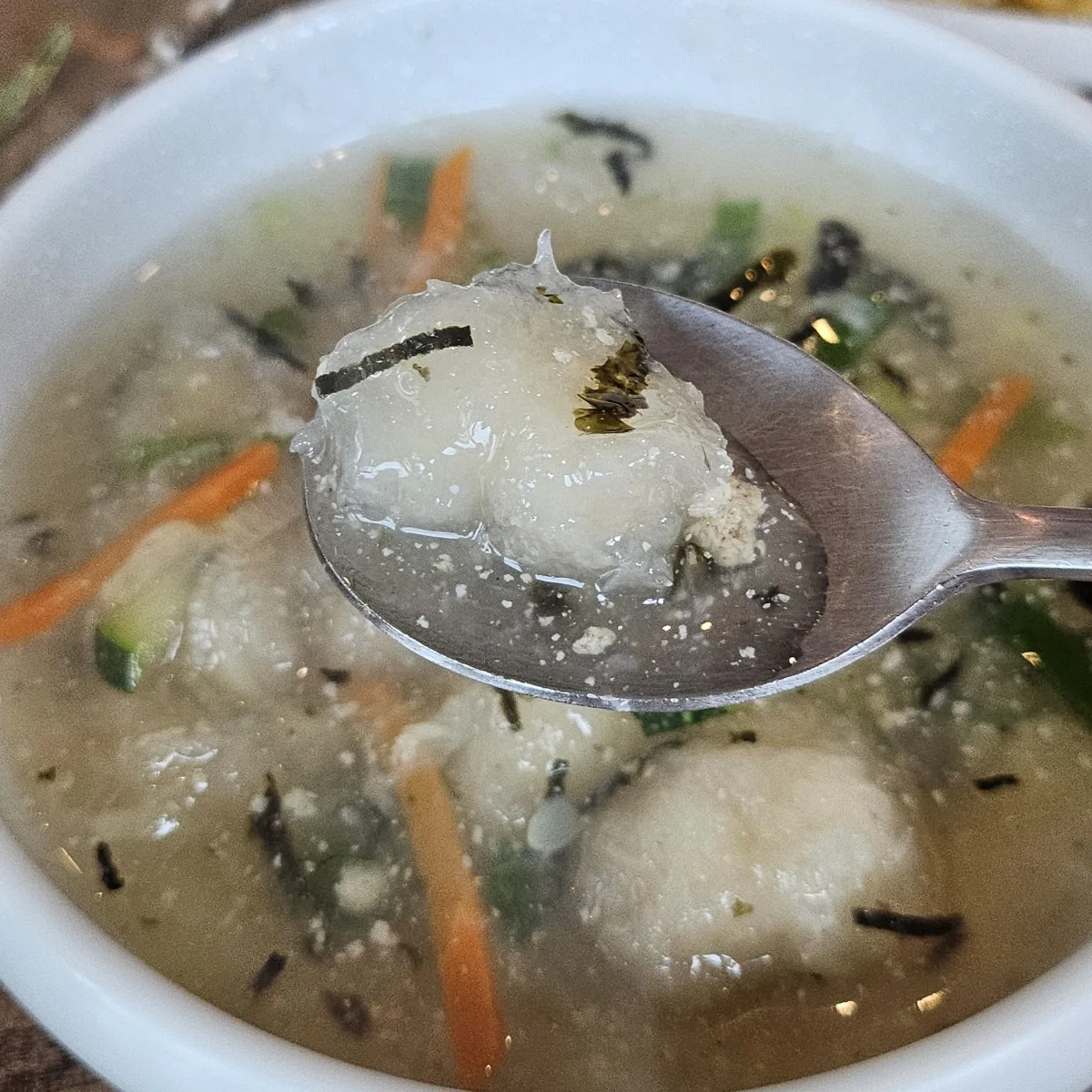 スプーンにのせたじゃがいも団子