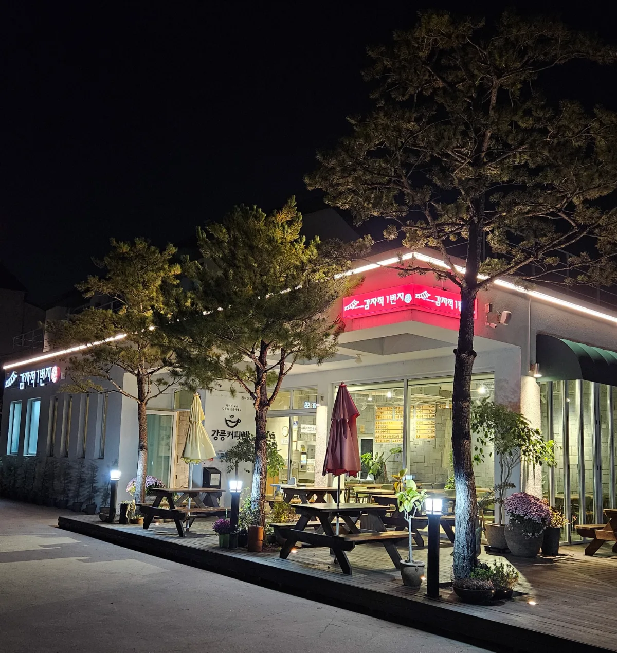 カムジャジョク・イルボンジ — 夜に明かりがともる店の外観とテラス