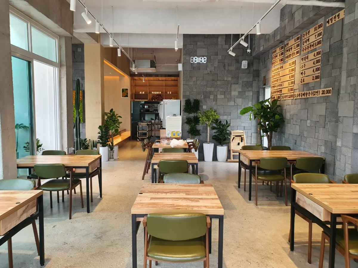 カムジャジョク・イルボンジ — 木のテーブルが並ぶ店内