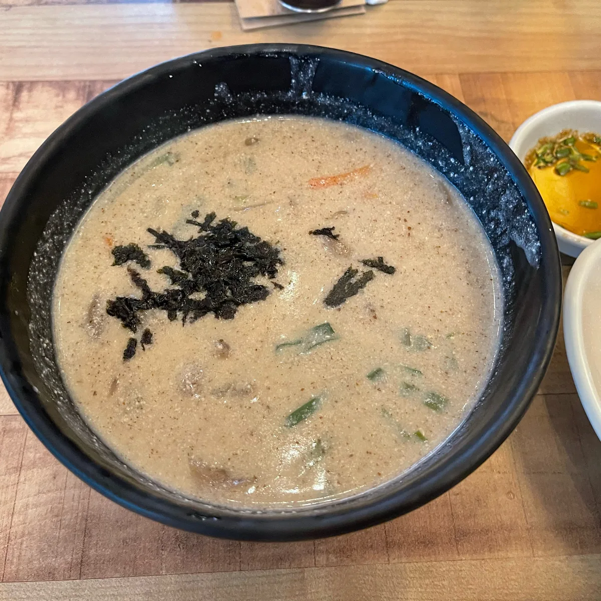 エゴマのスープに入ったスジェビ