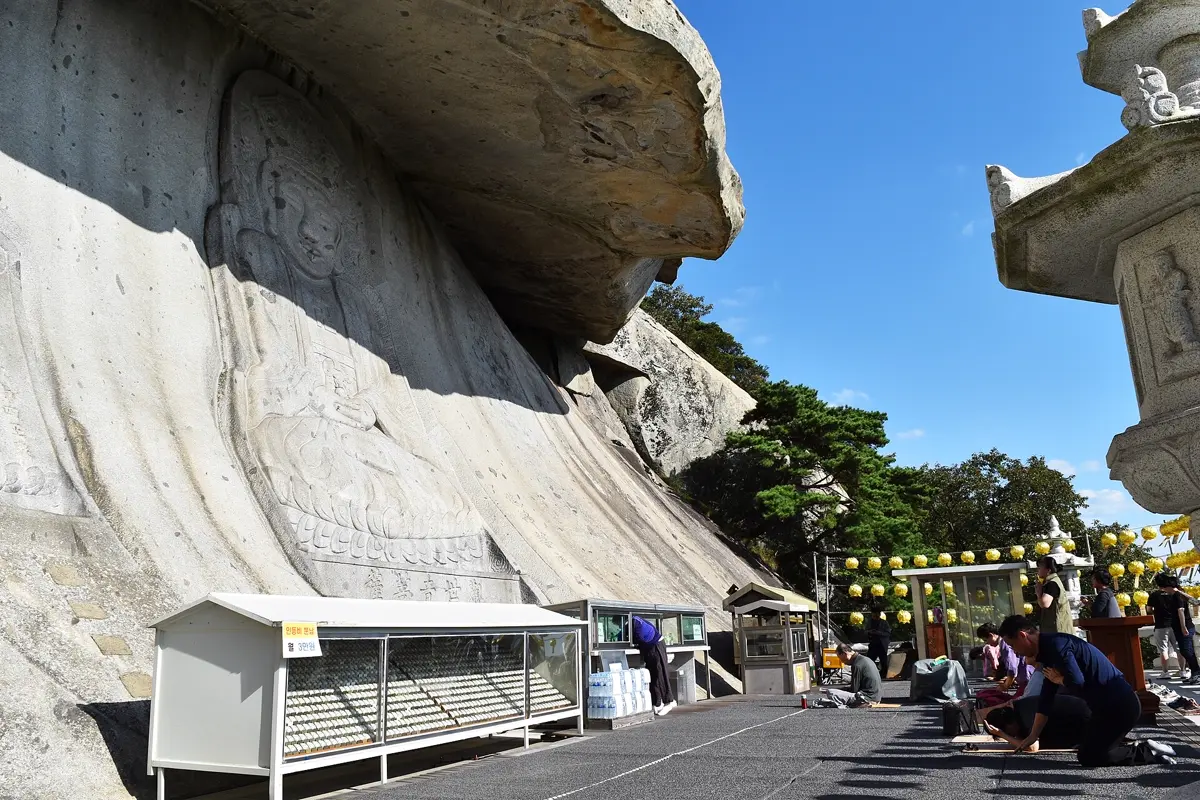 岩壁に彫られた普門寺の磨崖仏