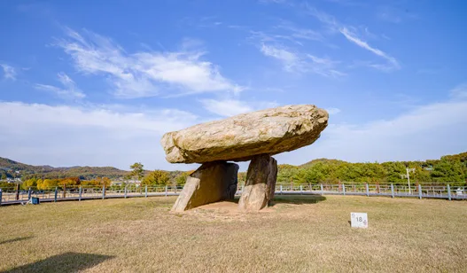草原に立つ江華富近里の支石墓