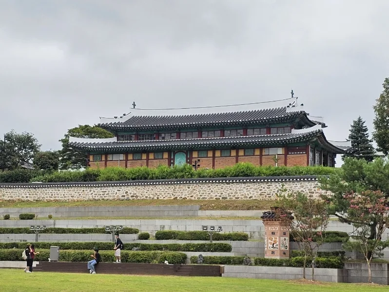 江華島 — 石垣の向こうに建つ瓦屋根の建物