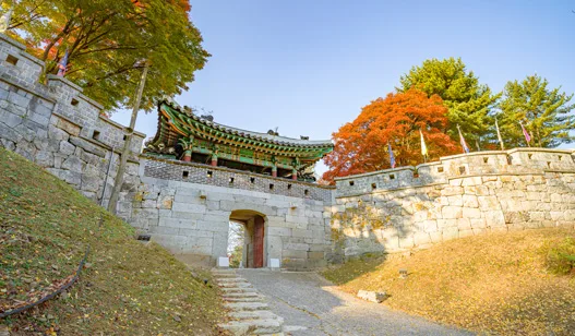 紅葉に囲まれた江華山城の北門