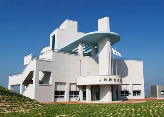 白い建物の江華平和展望台