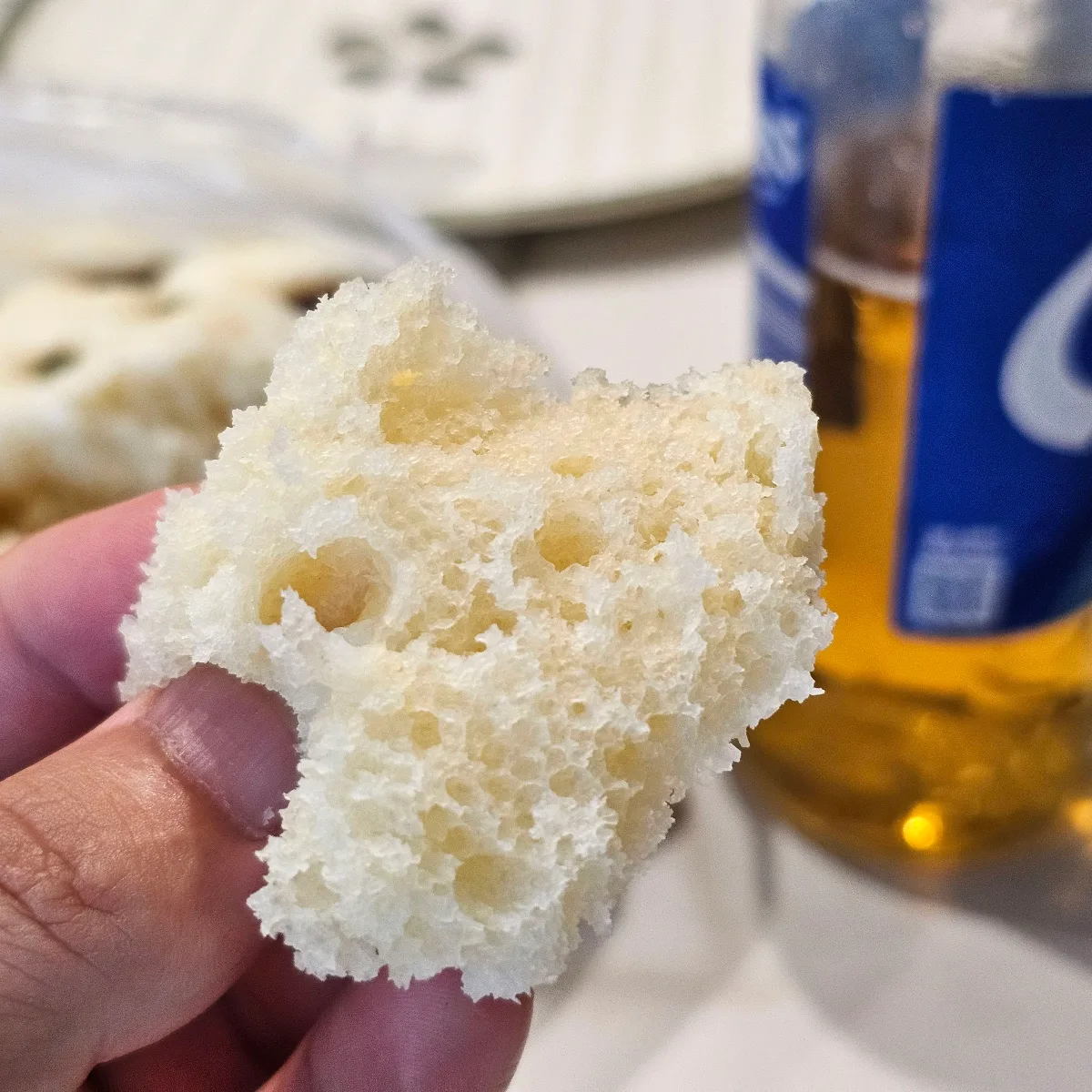 ちぎった蒸しパンの気泡のある断面