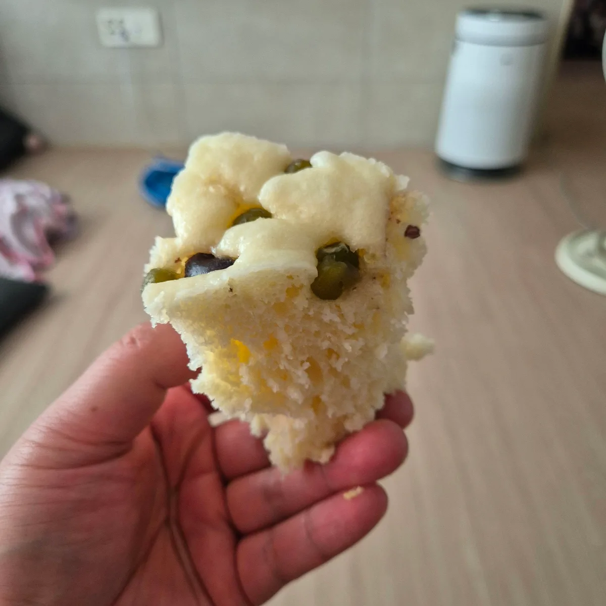 豆と生地の断面が見える蒸しパン