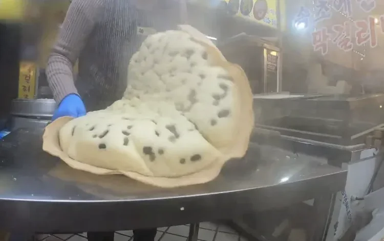 湯気が立つ豆入りの大きな蒸しパン