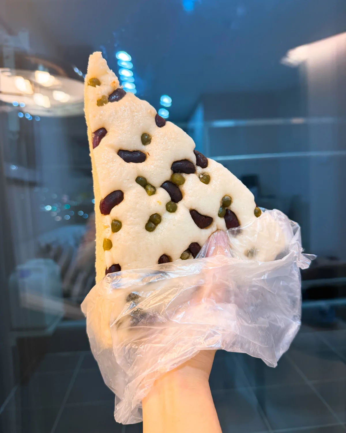 手に持った大きな三角の蒸しパン