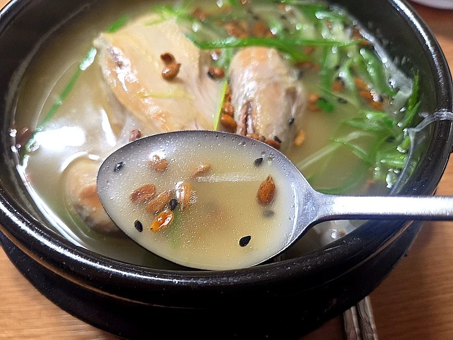 スプーンですくった鶏のスープ