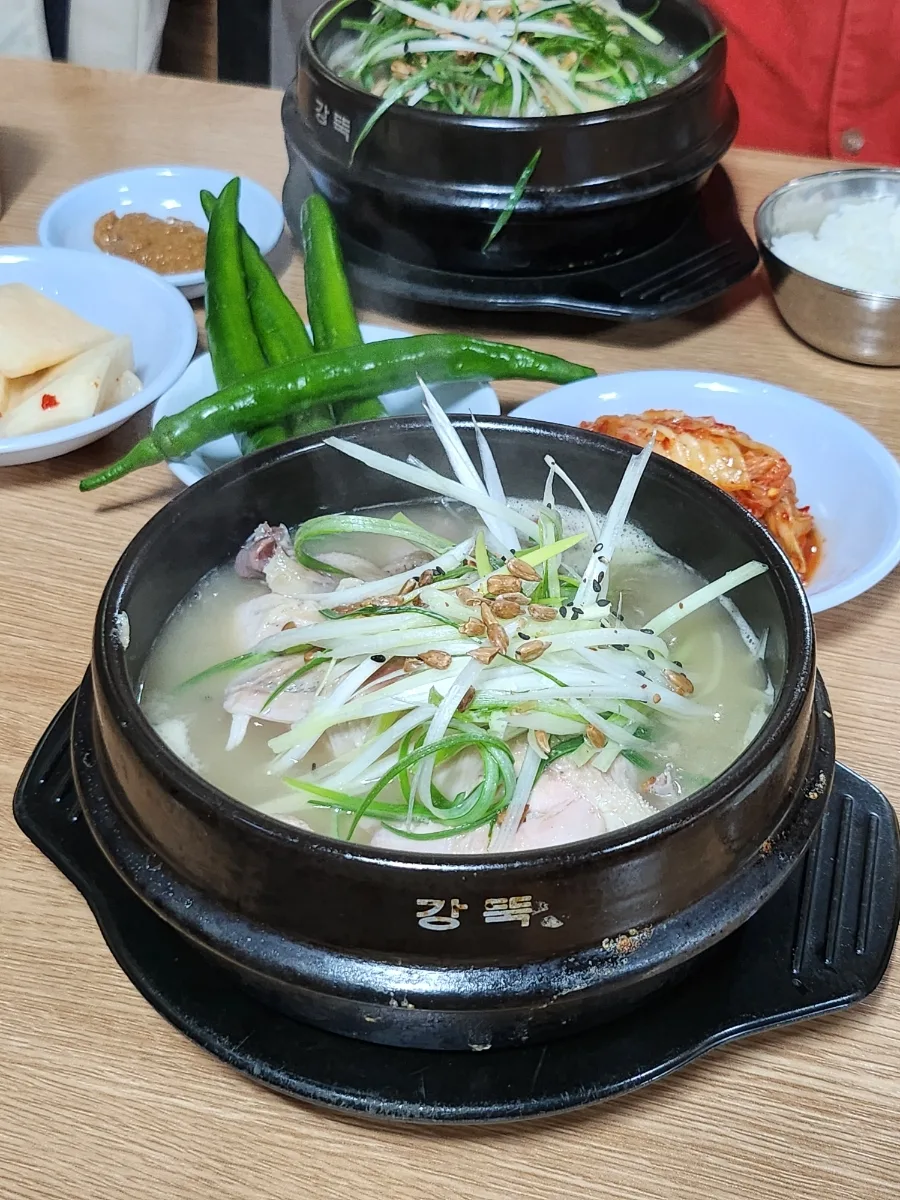 鶏のスープ二杯とキムチの食卓