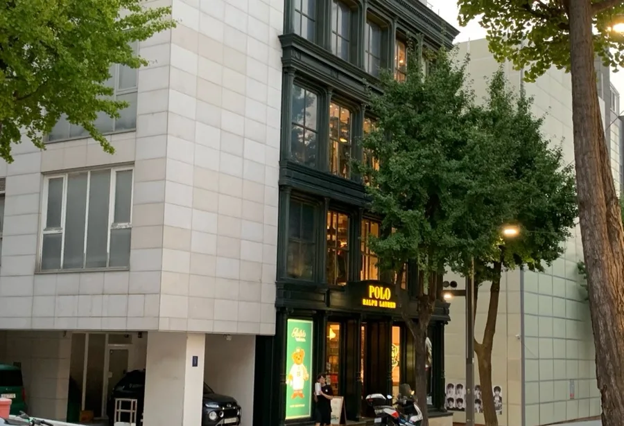 街路樹沿いのポロの店舗