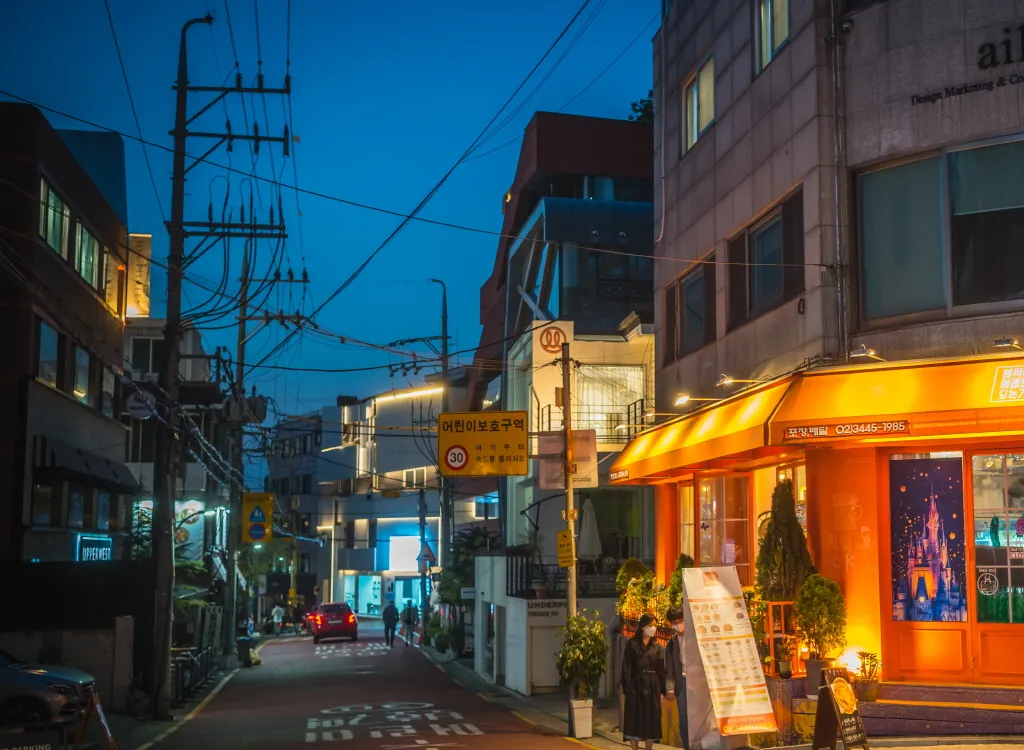 カロスキル — 夕暮れに明かりがともるセロスキルの路地