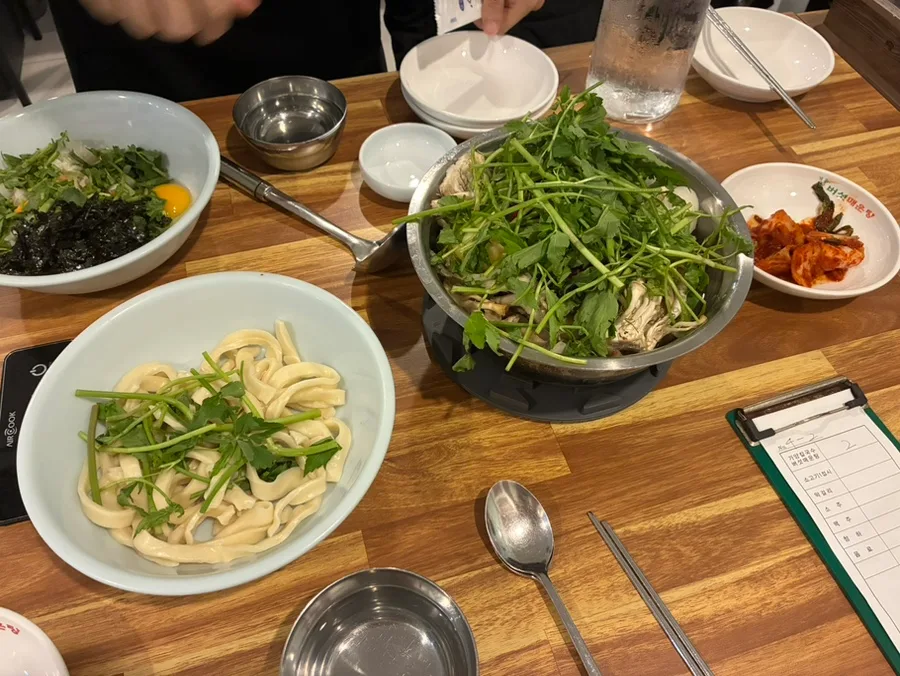 カヤン・カルグクス・ポソッメウンタン — キノコ鍋とカルグクスの食卓