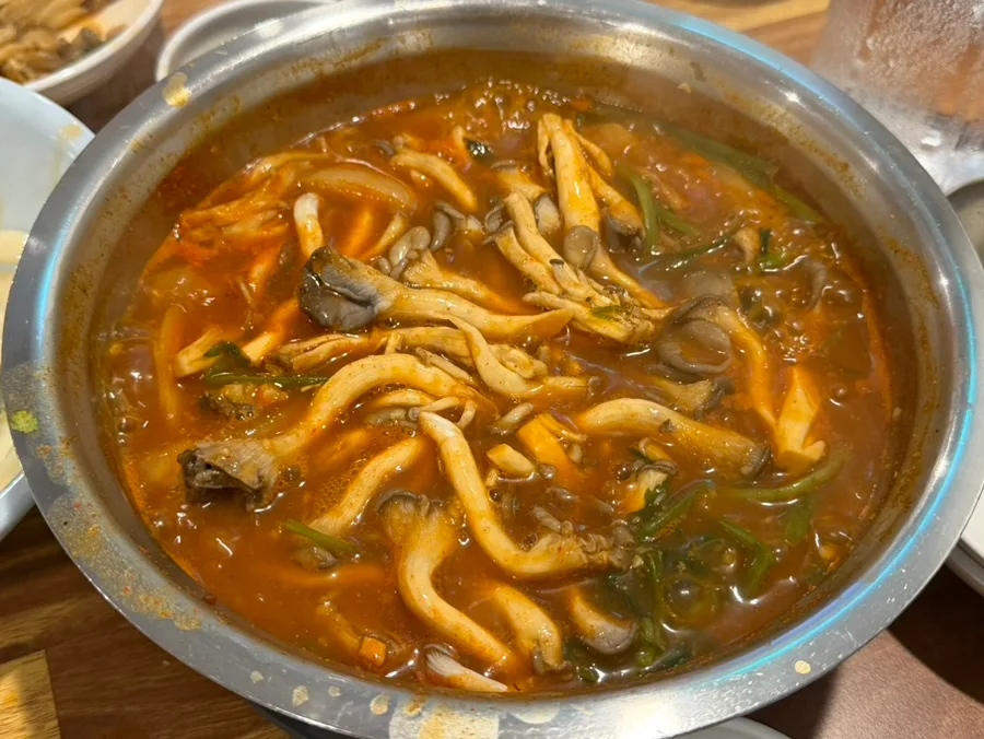 キノコが煮える赤い鍋