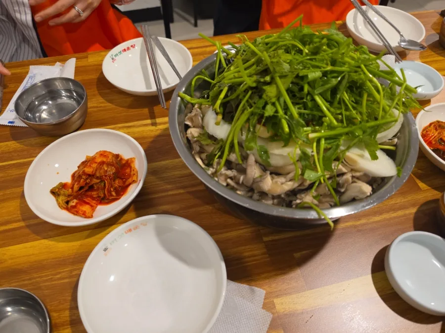 野菜を盛った鍋とキムチ