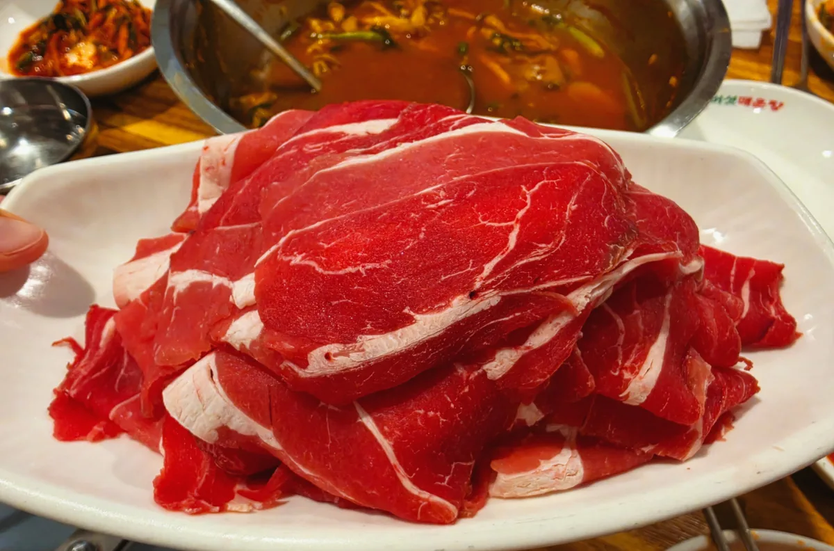 白い皿に盛られた薄切り牛肉