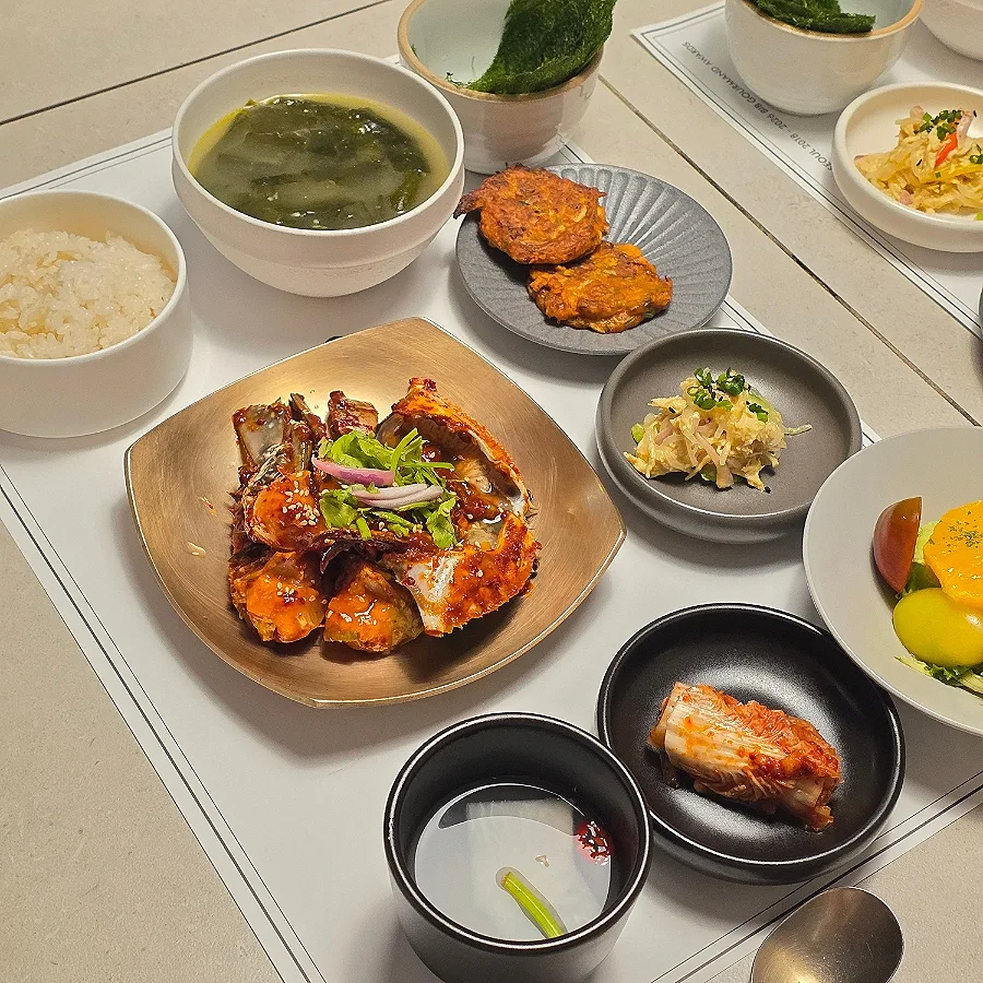 ケバン食堂 本店 — カニ料理とおかずが並ぶ食卓