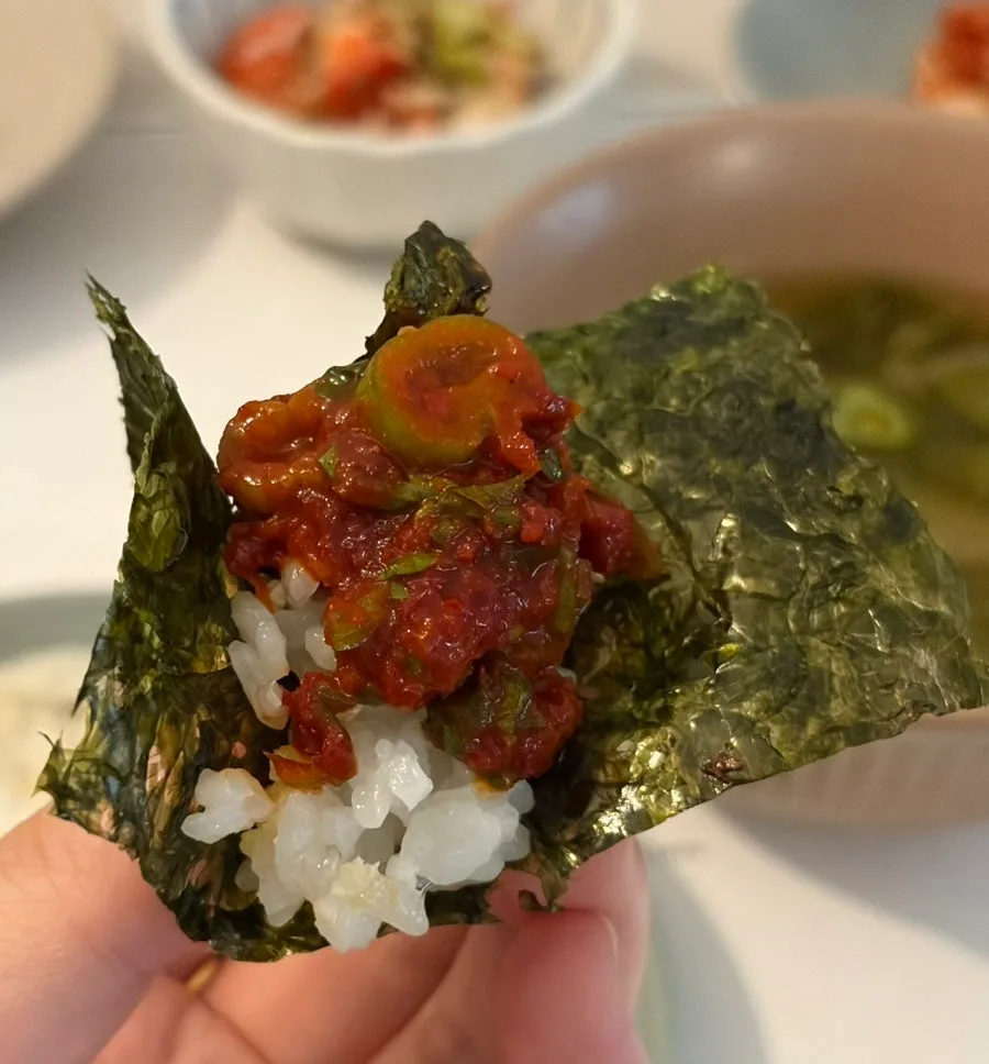 海苔で包んだご飯とピリ辛のカニ身