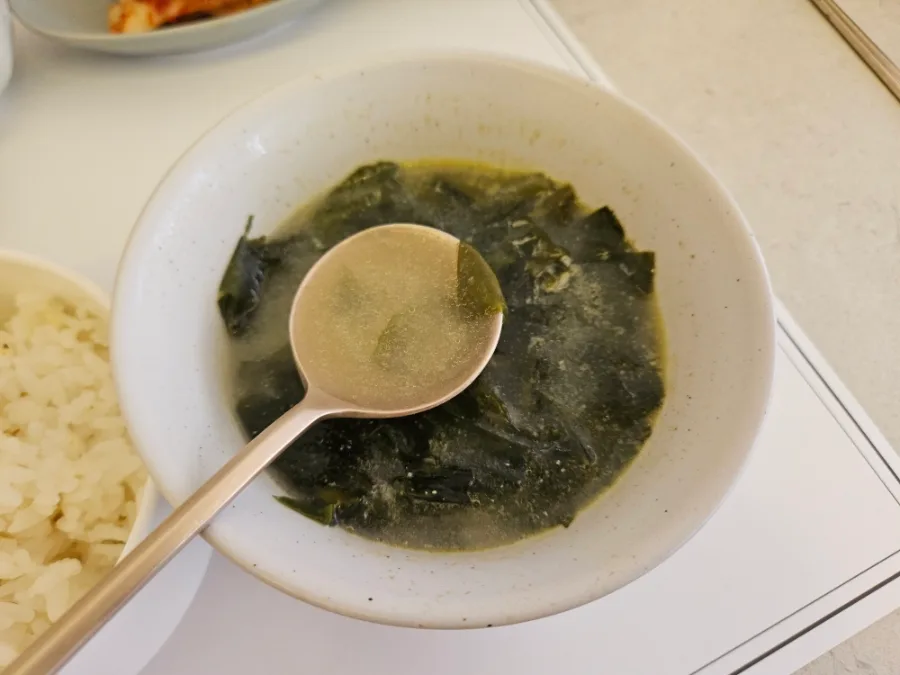 わかめスープとご飯