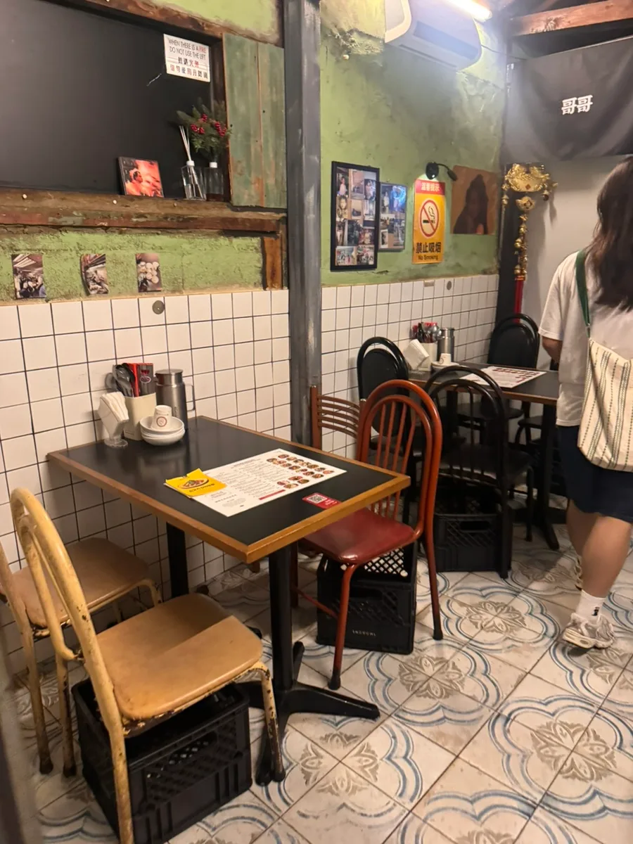 コゴ 本店 — 緑の壁と柄タイルの客席