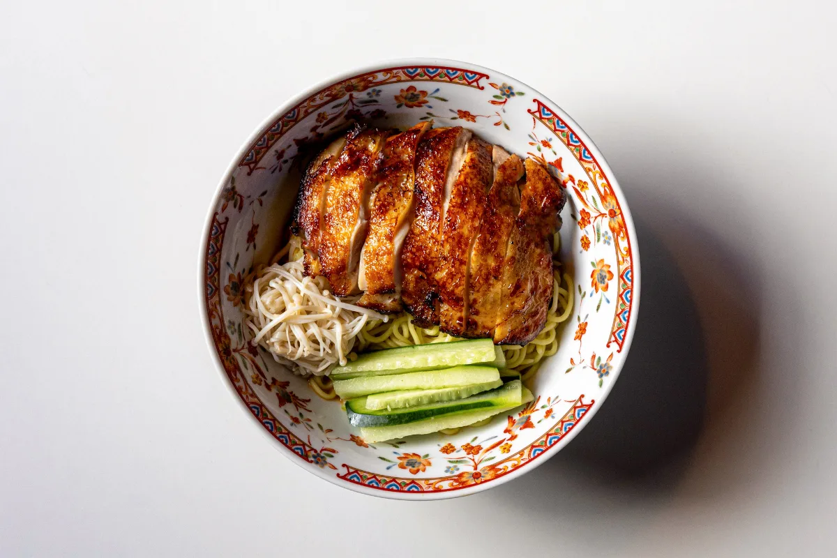 コゴ 本店 — 鶏肉とキュウリをのせたゴマだれチキン麺