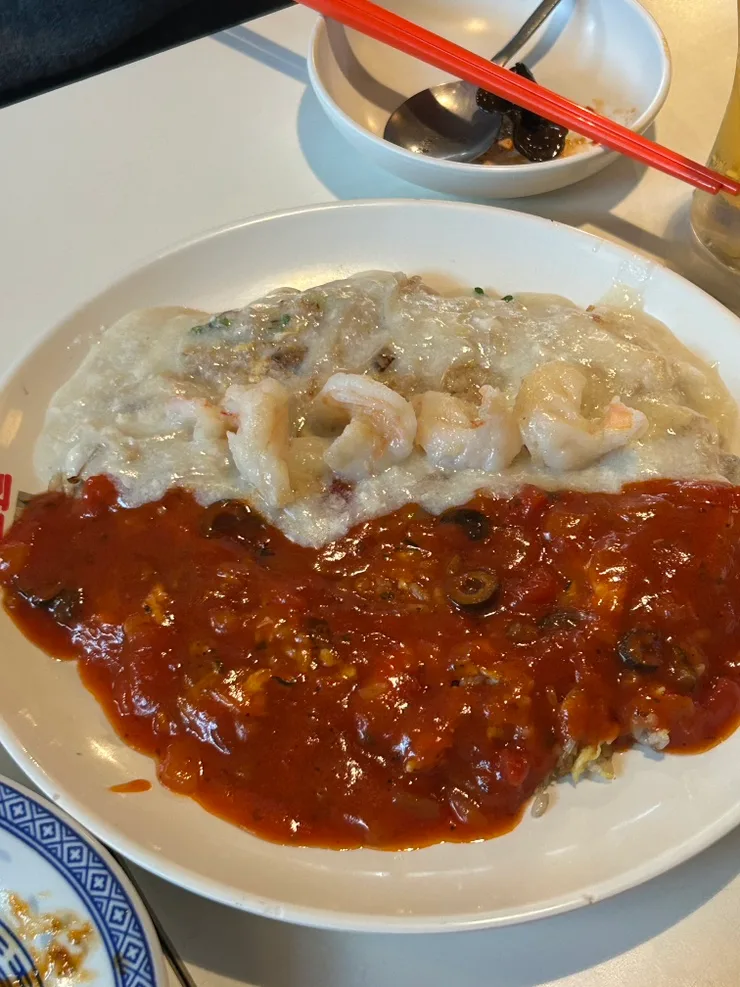 紅白二色のソースをかけたご飯