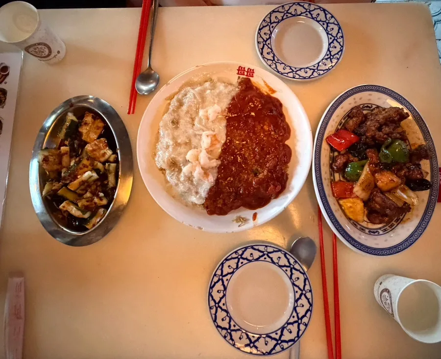 コゴ 本店 — 三皿の中華料理が並ぶ食卓