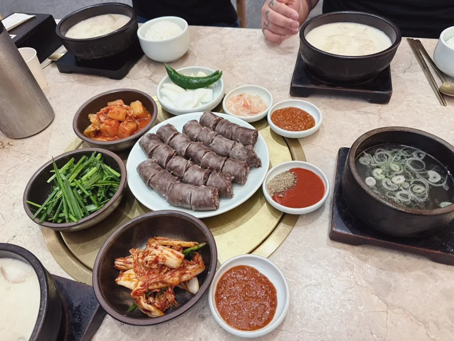 巨大テジクッパ — スンデとスープが並ぶ食卓