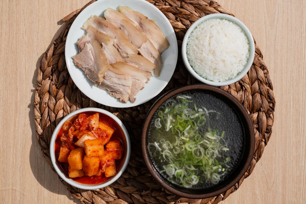 巨大テジクッパ — 別皿のゆで豚肉とスープ、ご飯