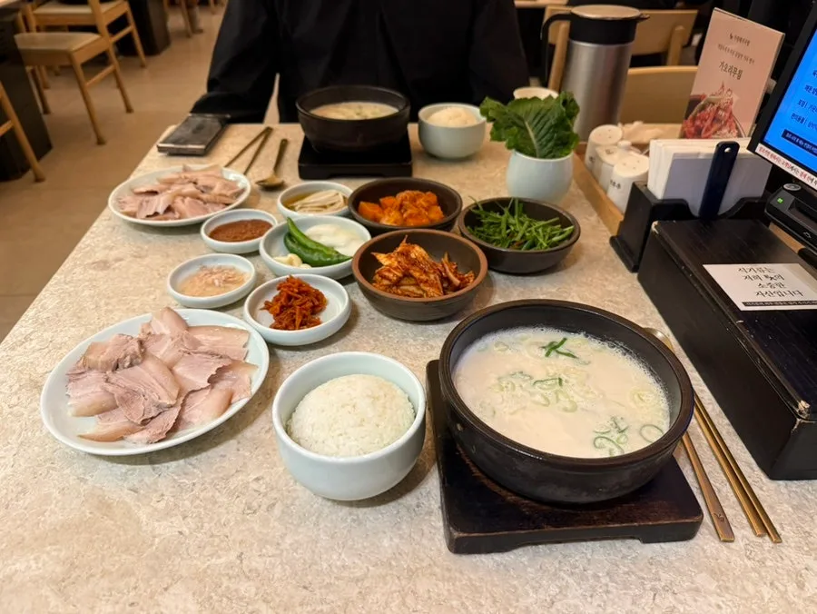別皿のゆで豚肉とご飯、白いスープ