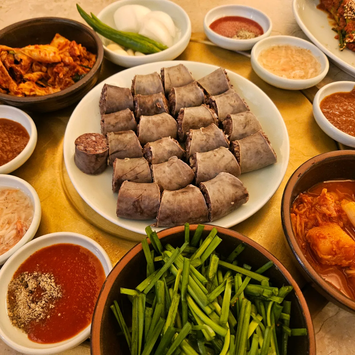 巨大テジクッパ — スンデとニラ、キムチが並ぶ食卓