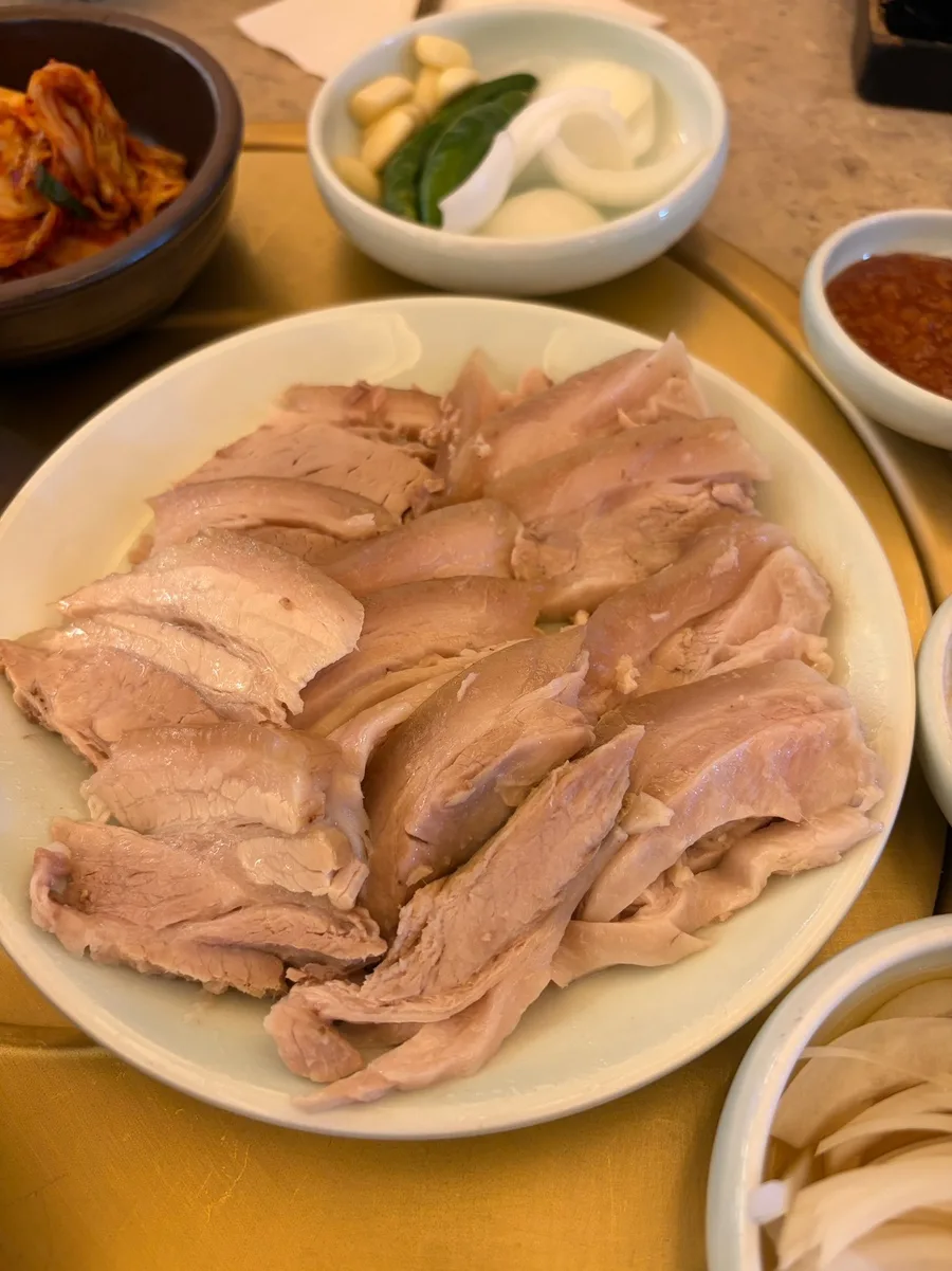 巨大テジクッパ — 皿に盛られたゆで豚肉のスユク