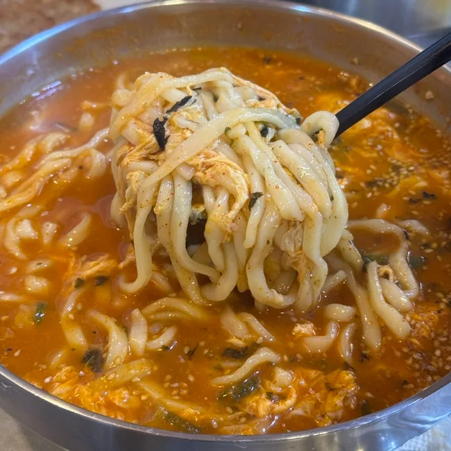 赤いスープから持ち上げた麺