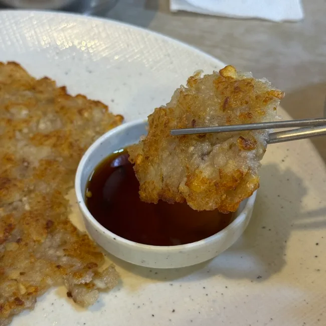 たれにつける焼きたてのチヂミ