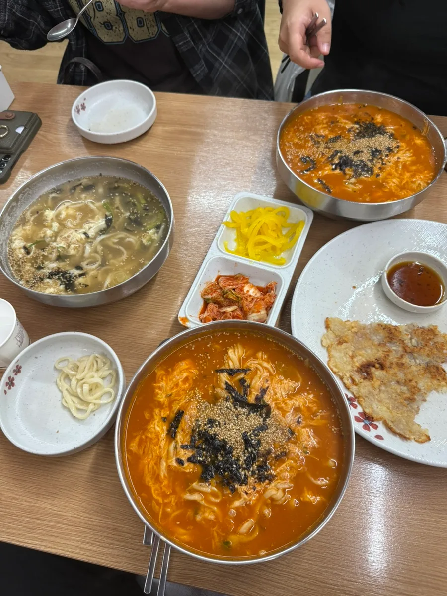 クミヤ・オギヤ — 麺料理とチヂミが並ぶ食卓