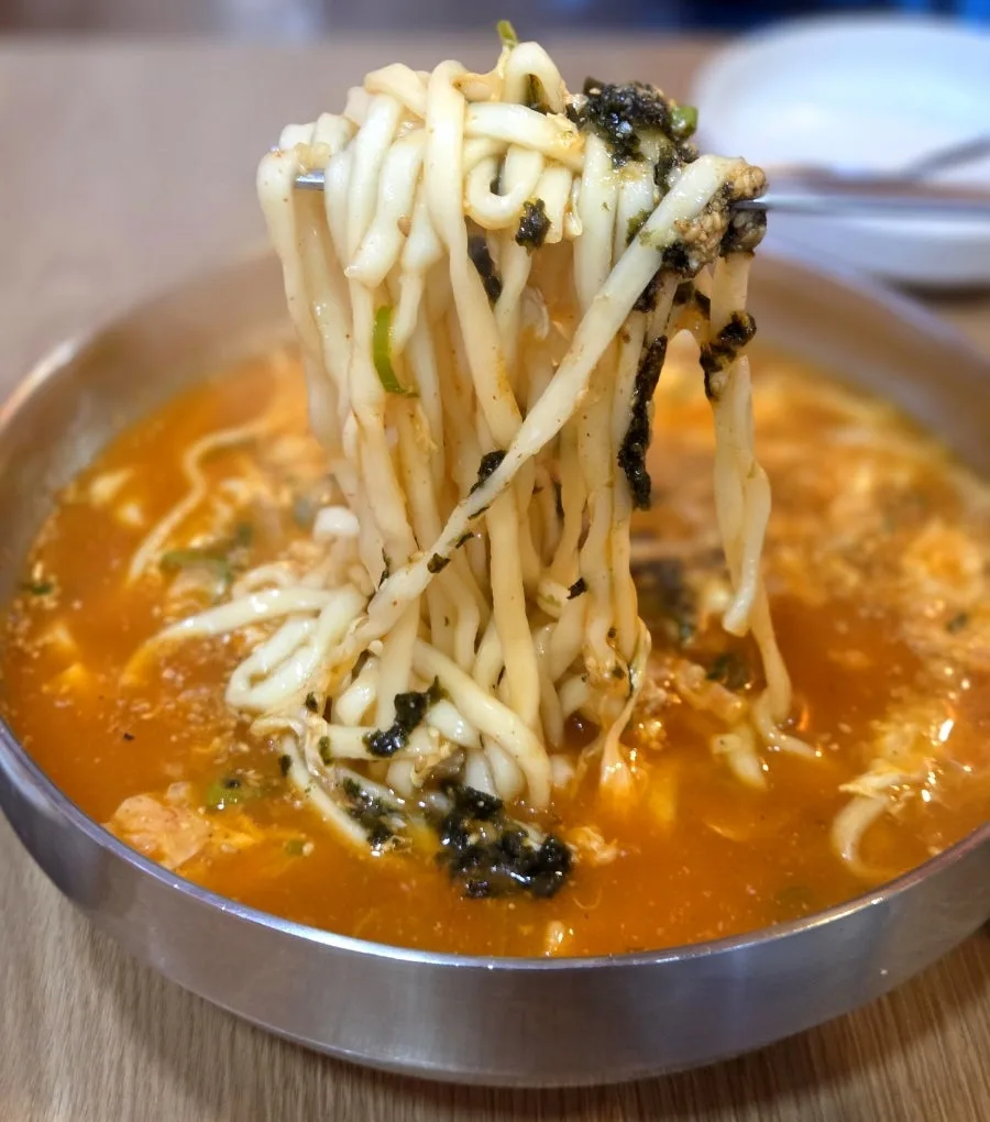 クミヤ・オギヤ — 箸で持ち上げたジャンカルグクスの麺