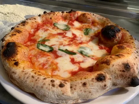 Giani's Napoli 駅三本店